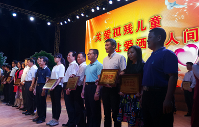 家乐士董事长陈惠东走访慰问河源和平县公白镇塘角村贫困群众